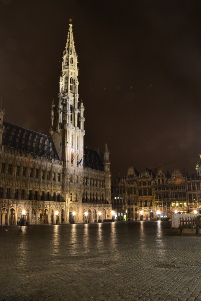 La Grand Place de Bruselas, de noche