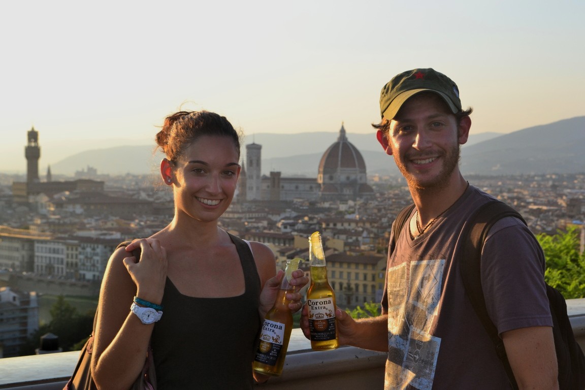 Disfrutando de unas refrescantes "Coronitas" con Jani en Florencia
