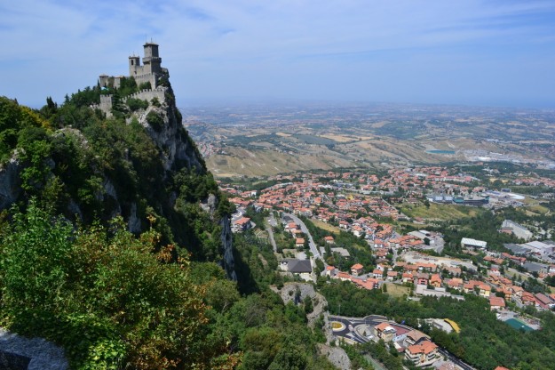 La República de San Marino, coronando el Monte Titano