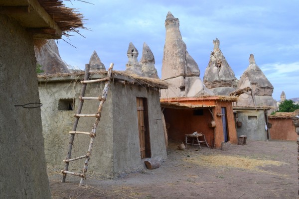 Pueblos estilo Edad de Piedra en el Valle de las Palomas