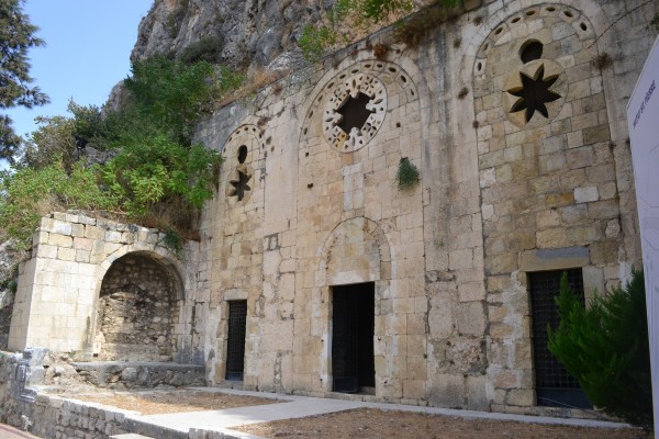 Fachada de la Gruta de San Pedro, construida por los cruzados en el s.XII