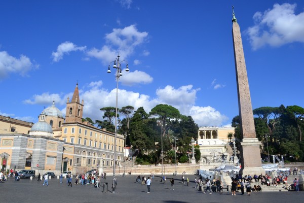 Piazza del Popolo, con la Iglesia de Santa María del Popolo y el obelisco egipcio de Ramsés II