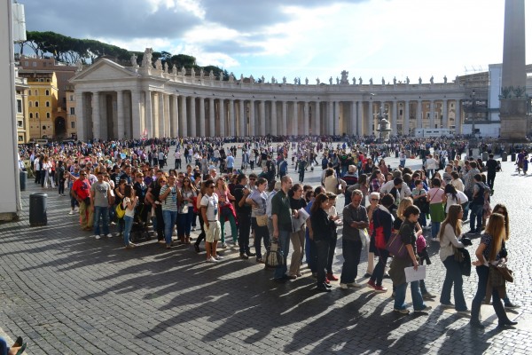 ¿Cómo evitar largas colas como ésta para ingresar al Vaticano?