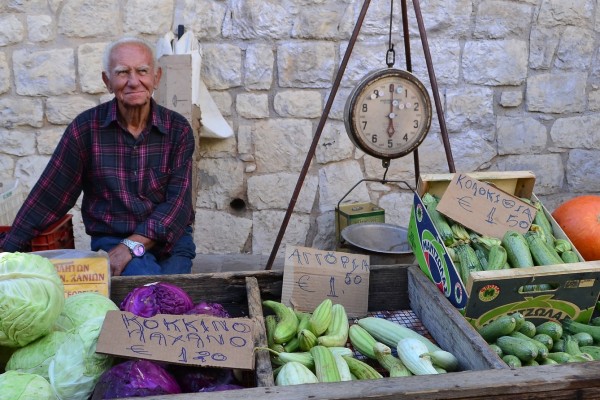 Un simpático abuelo cretense en el mercado de Hania
