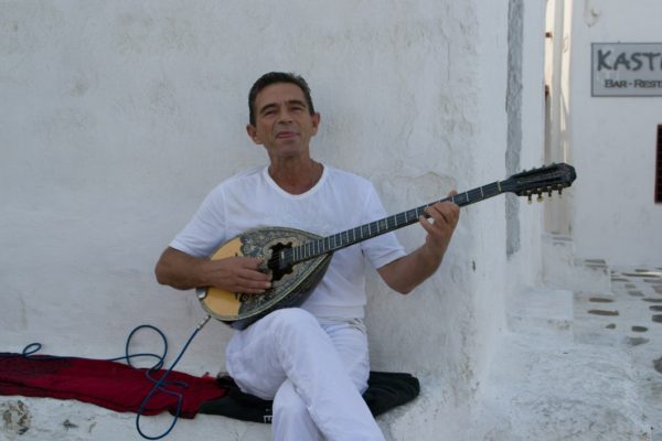 Músico tocando la canción de Zorba el Griego en su bouzouki
